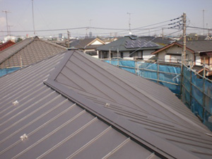 屋根ガルバ葺き