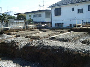 根伐り・砕石地業
