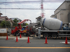 耐圧盤CON打設状況（ポンプ車と生コン車）