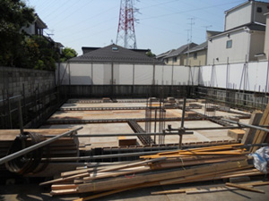 地中梁型枠建込み、1階スラブ型枠張り状況
