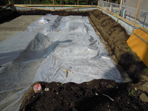 砕石敷、防湿シート