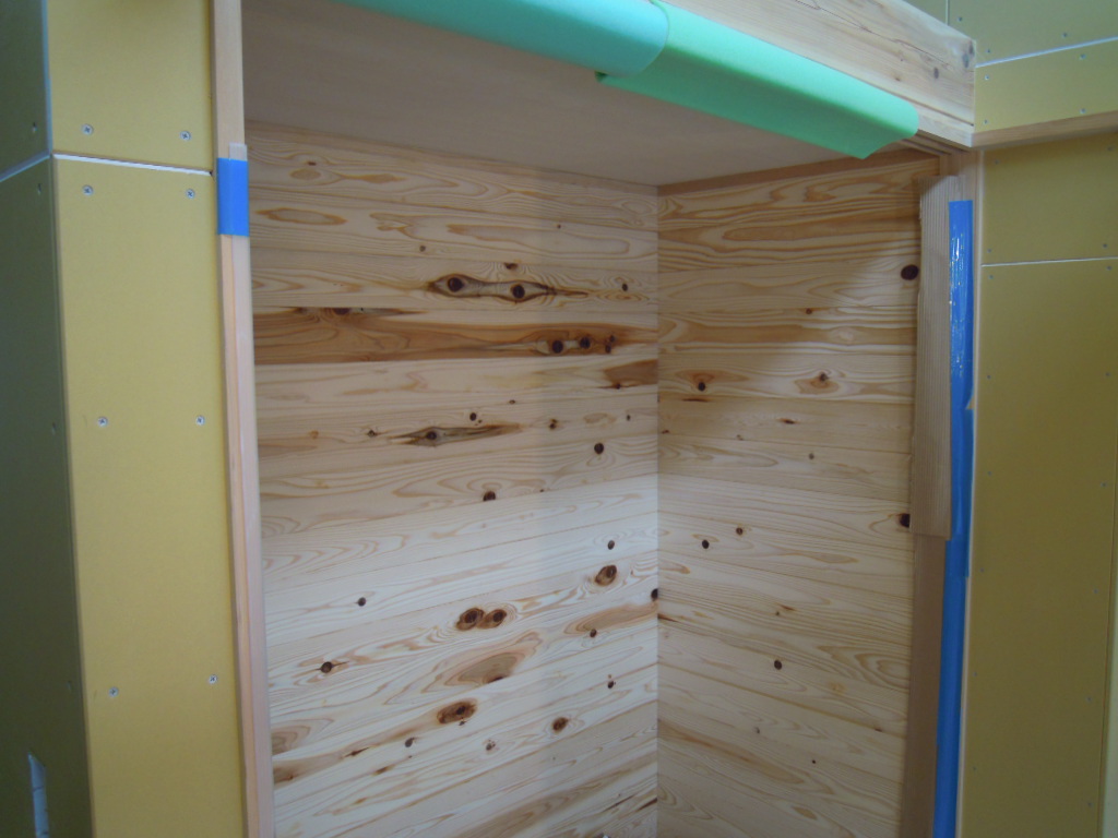 収納内杉板張り