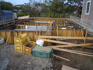 基礎立上型枠組み立て