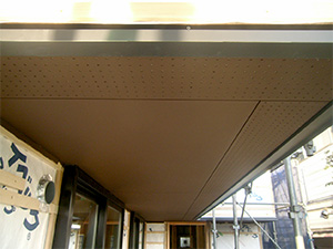玄関ポーチ軒天ケイカル板AEP塗装