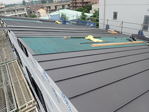 屋根ガルバリウム鋼板葺き状況