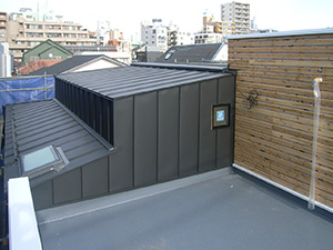 一部外壁屋根ガルバリウム鋼板縦ハゼ