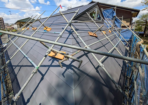 屋根ガルバリウム鋼板葺き